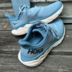 Women’s 7 Arahi 5 Hoka